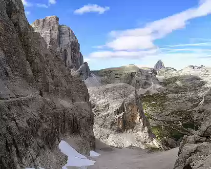 PXL198 La Strada degli Alpini et ses vires improbables au dessus du Val Fiscalina.